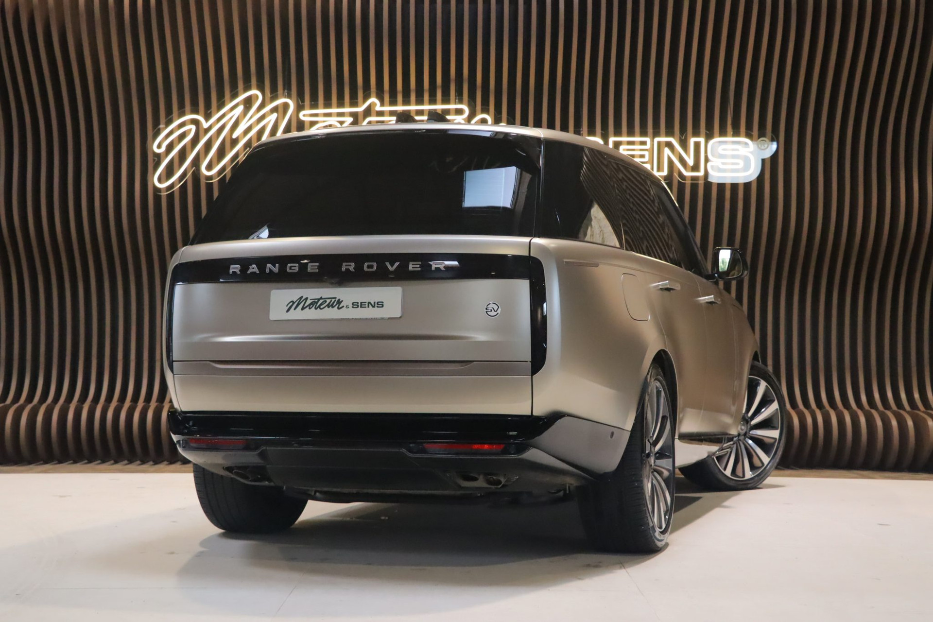 Range Rover SV P615 SWB — Sunset Gold Satin SVO, 7 400 km – Photo 3