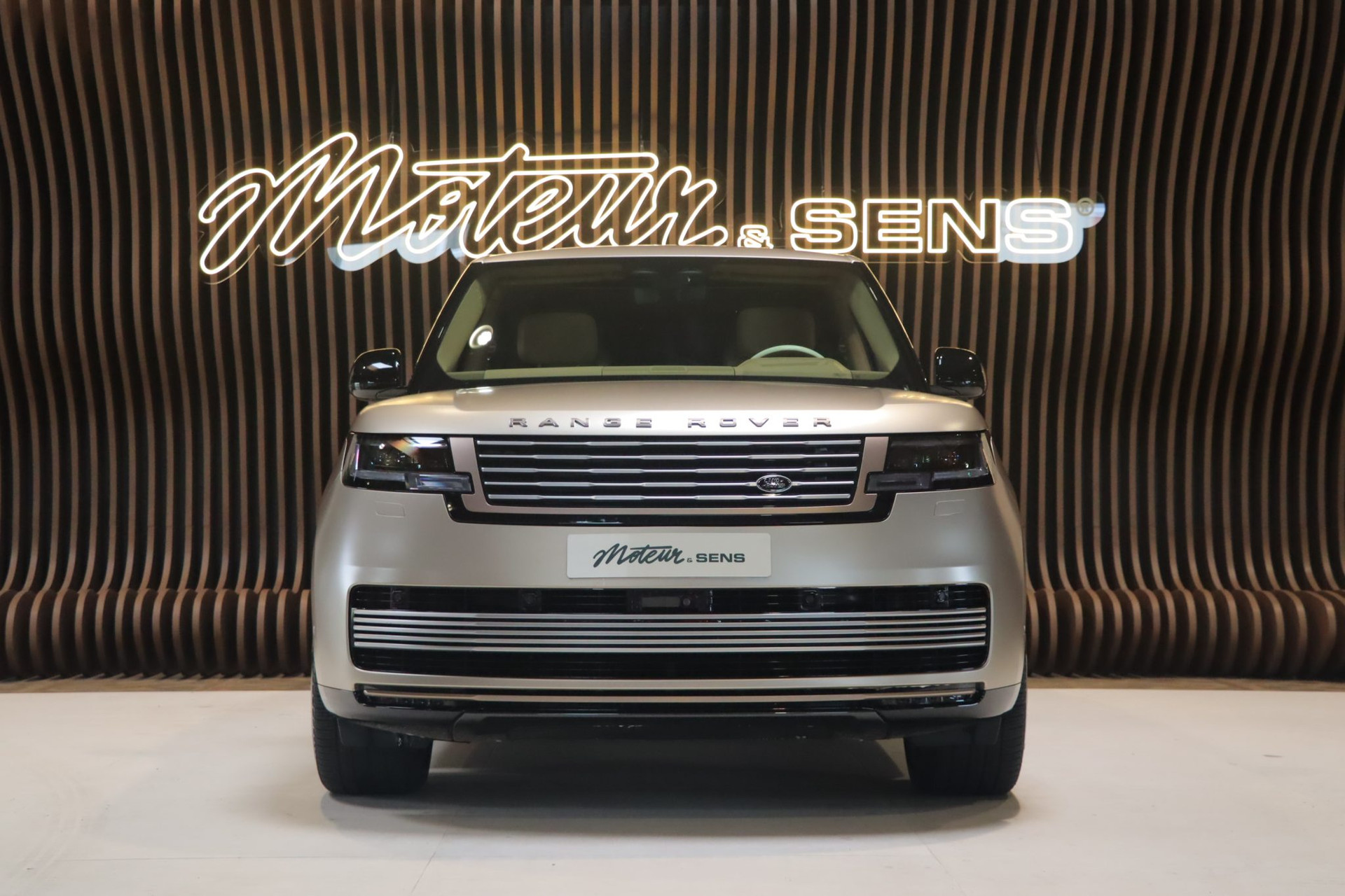 Range Rover SV P615 SWB — Sunset Gold Satin SVO, 7 400 km – Photo 1