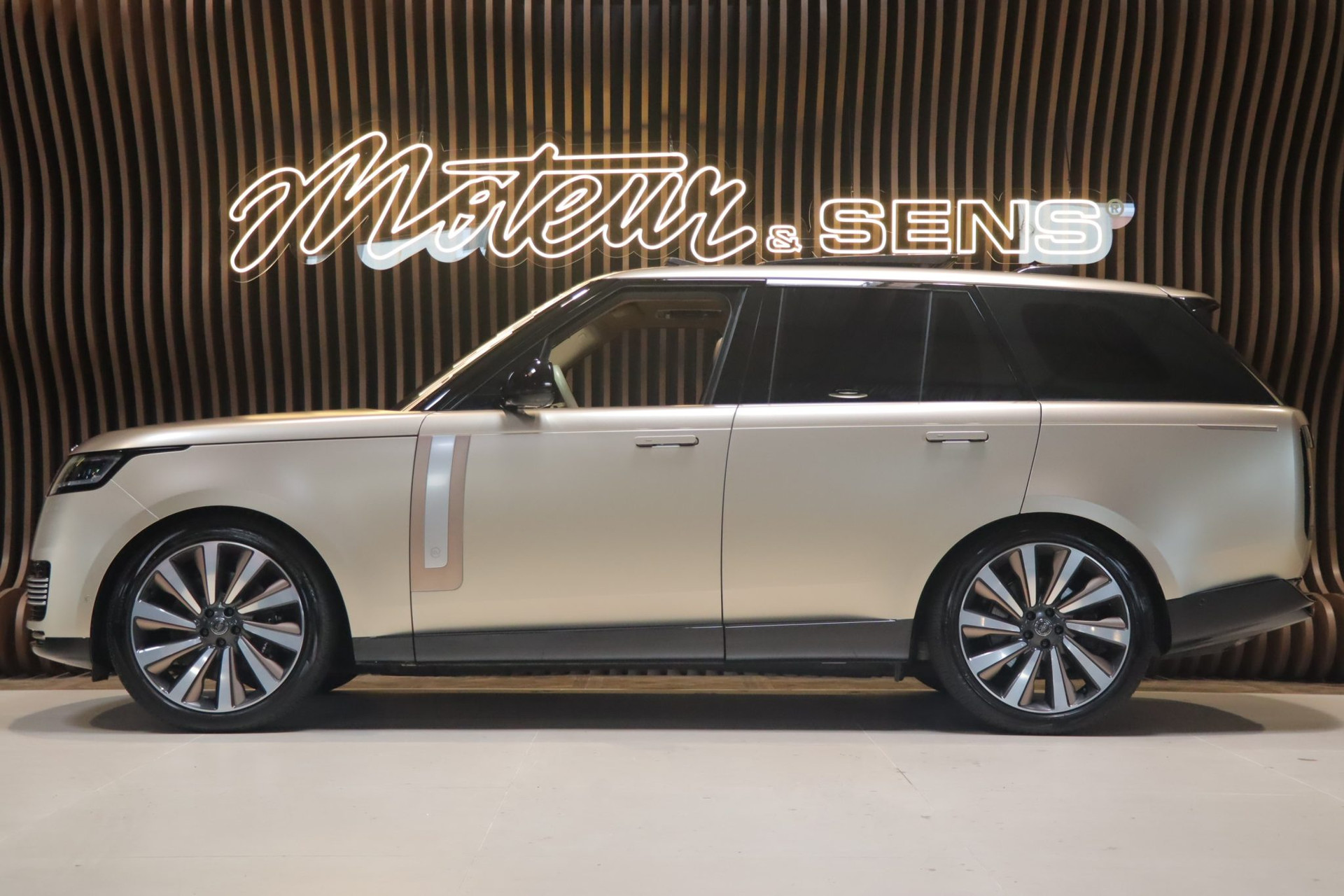 Range Rover SV P615 SWB — Sunset Gold Satin SVO, 7 400 km – Photo 5