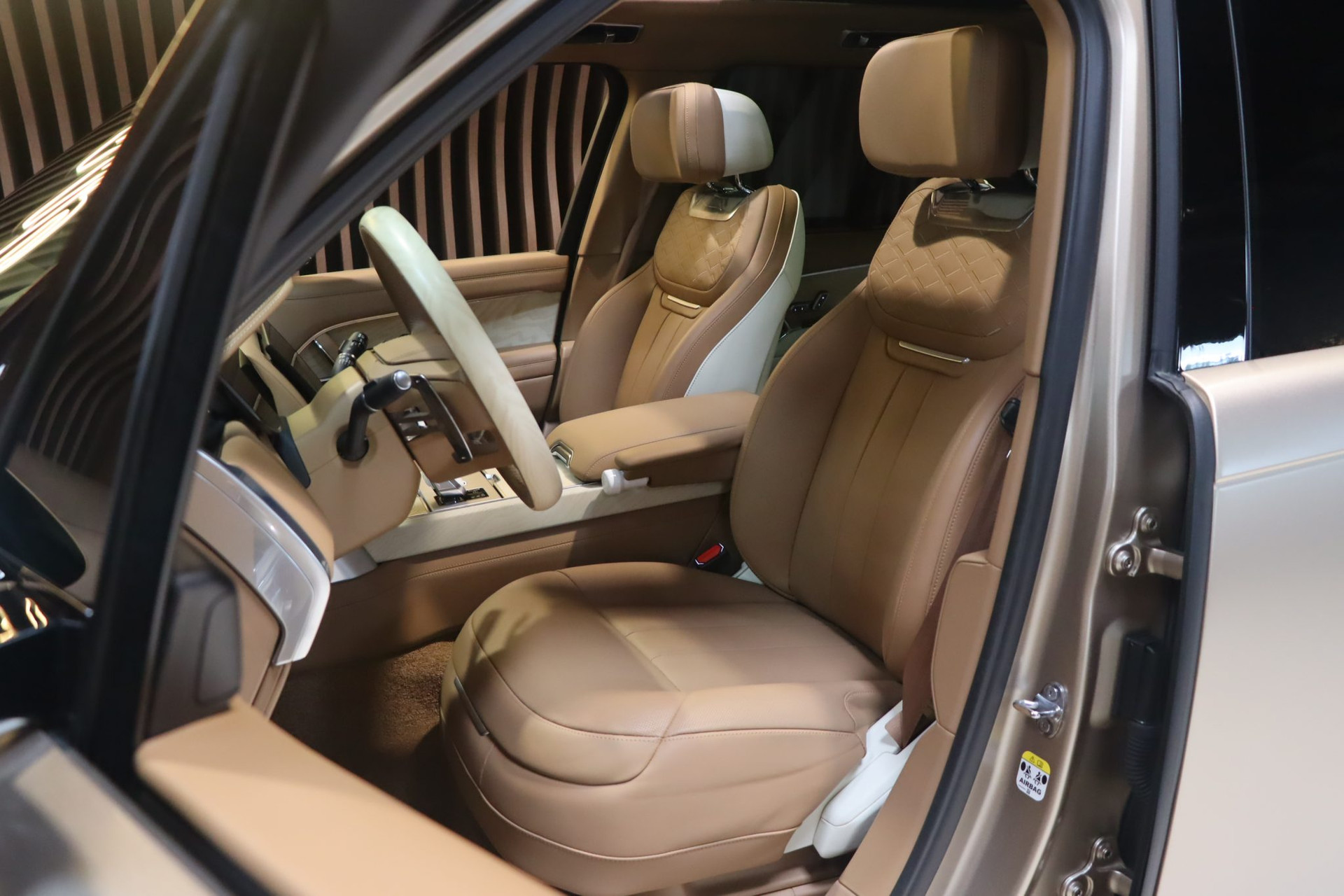 Range Rover SV P615 SWB — Sunset Gold Satin SVO, 7 400 km – Photo 6
