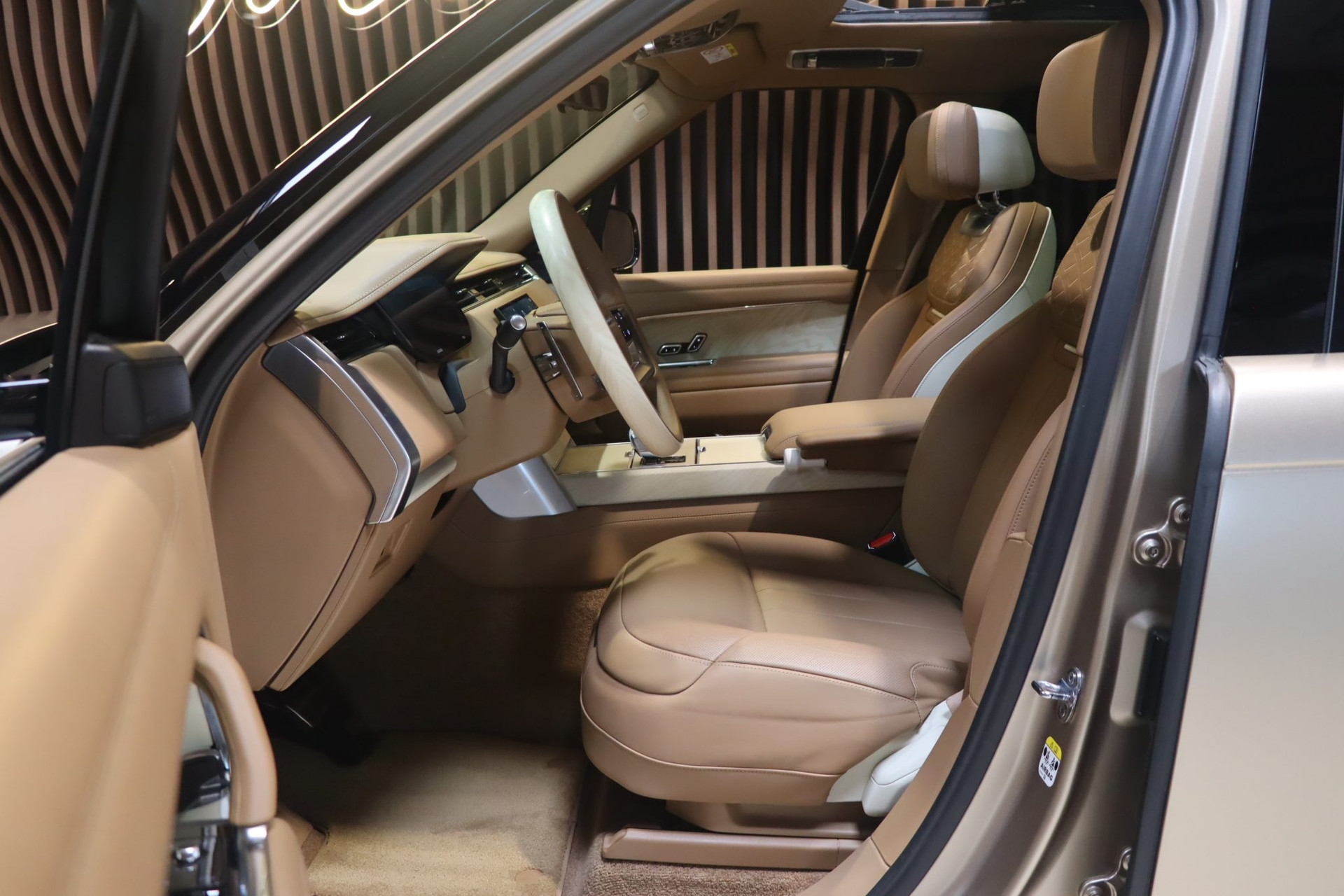Range Rover SV P615 SWB — Sunset Gold Satin SVO, 7 400 km – Photo 7