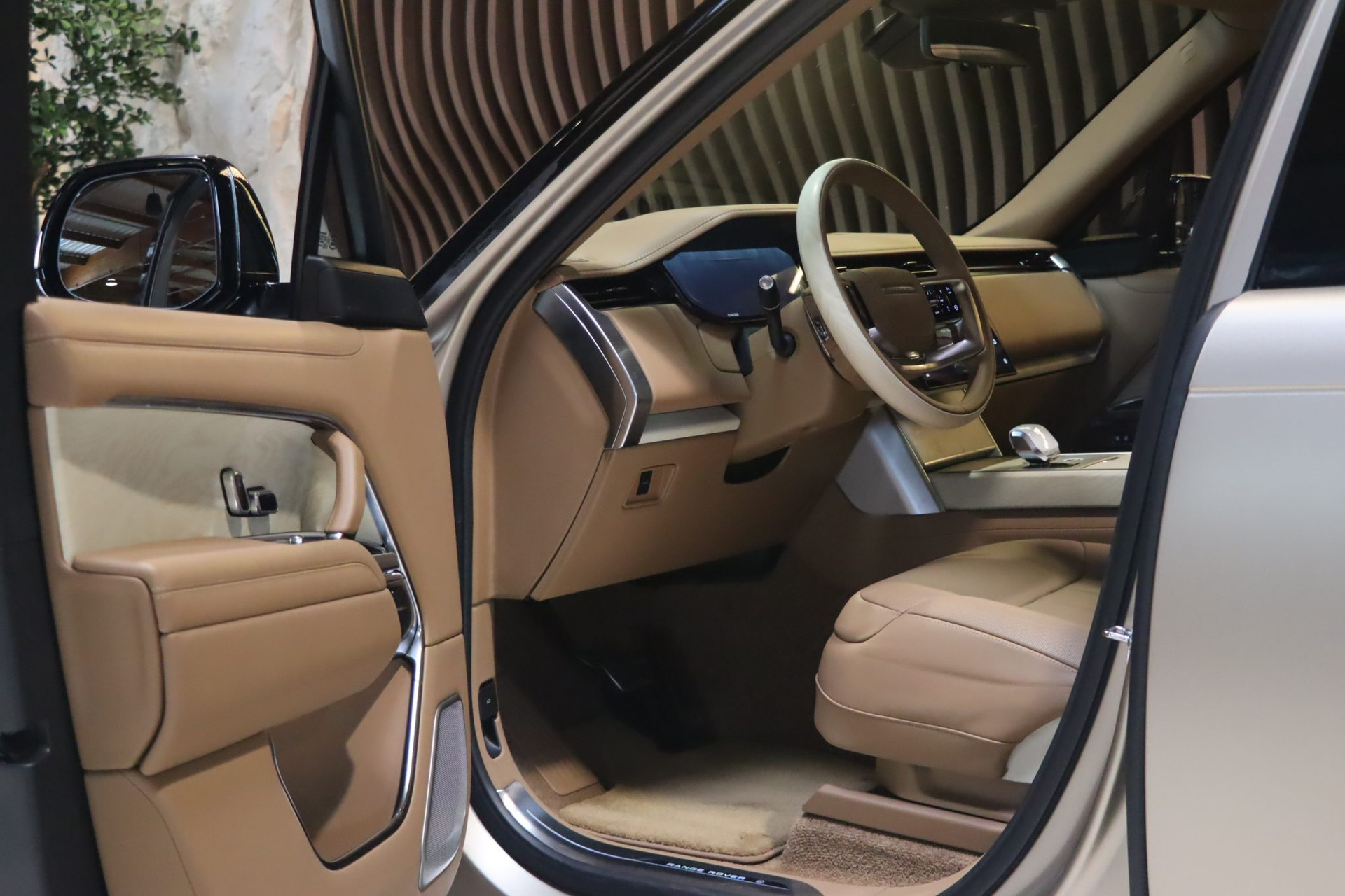Range Rover SV P615 SWB — Sunset Gold Satin SVO, 7 400 km – Photo 8