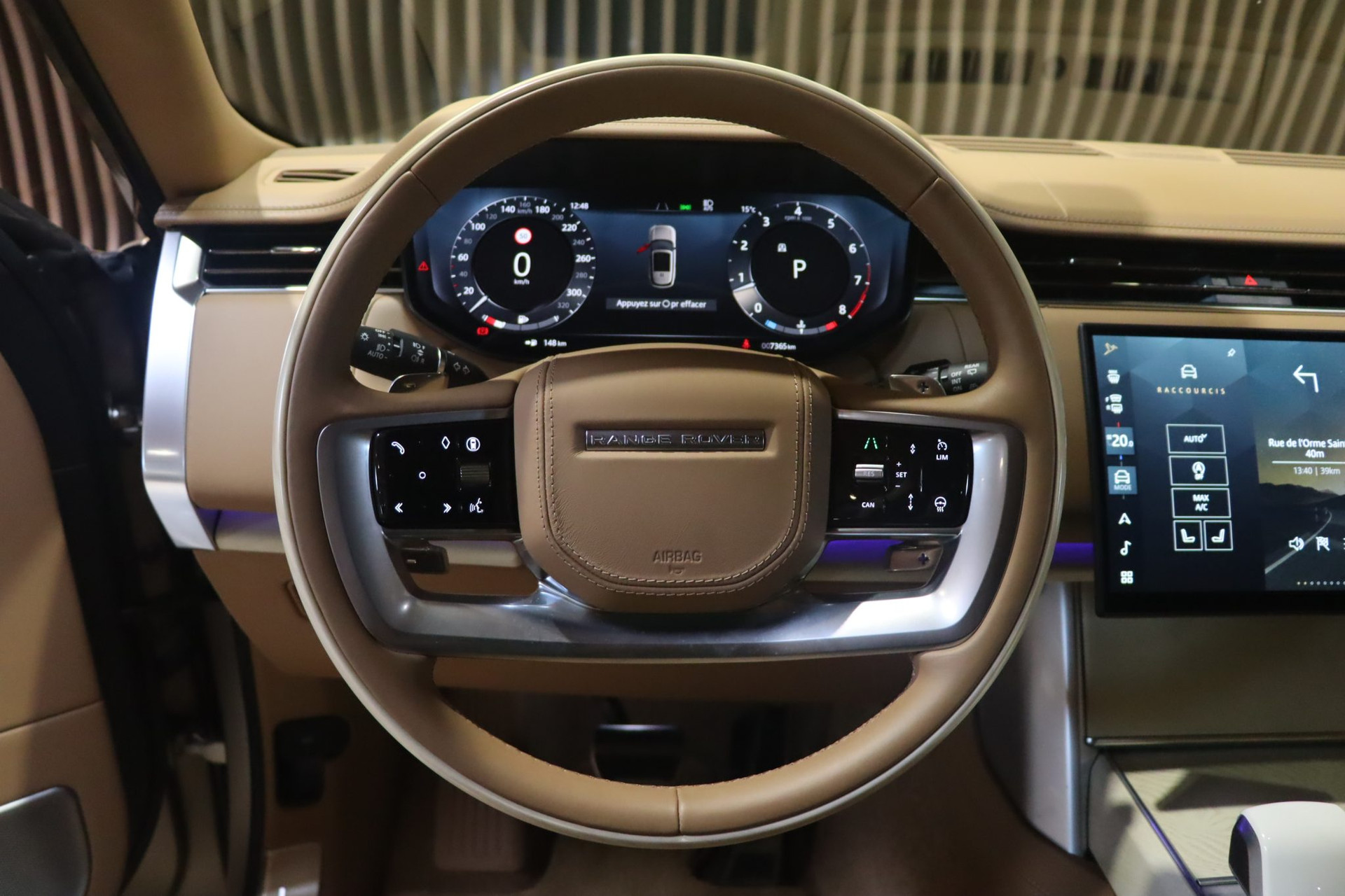 Range Rover SV P615 SWB — Sunset Gold Satin SVO, 7 400 km – Photo 9