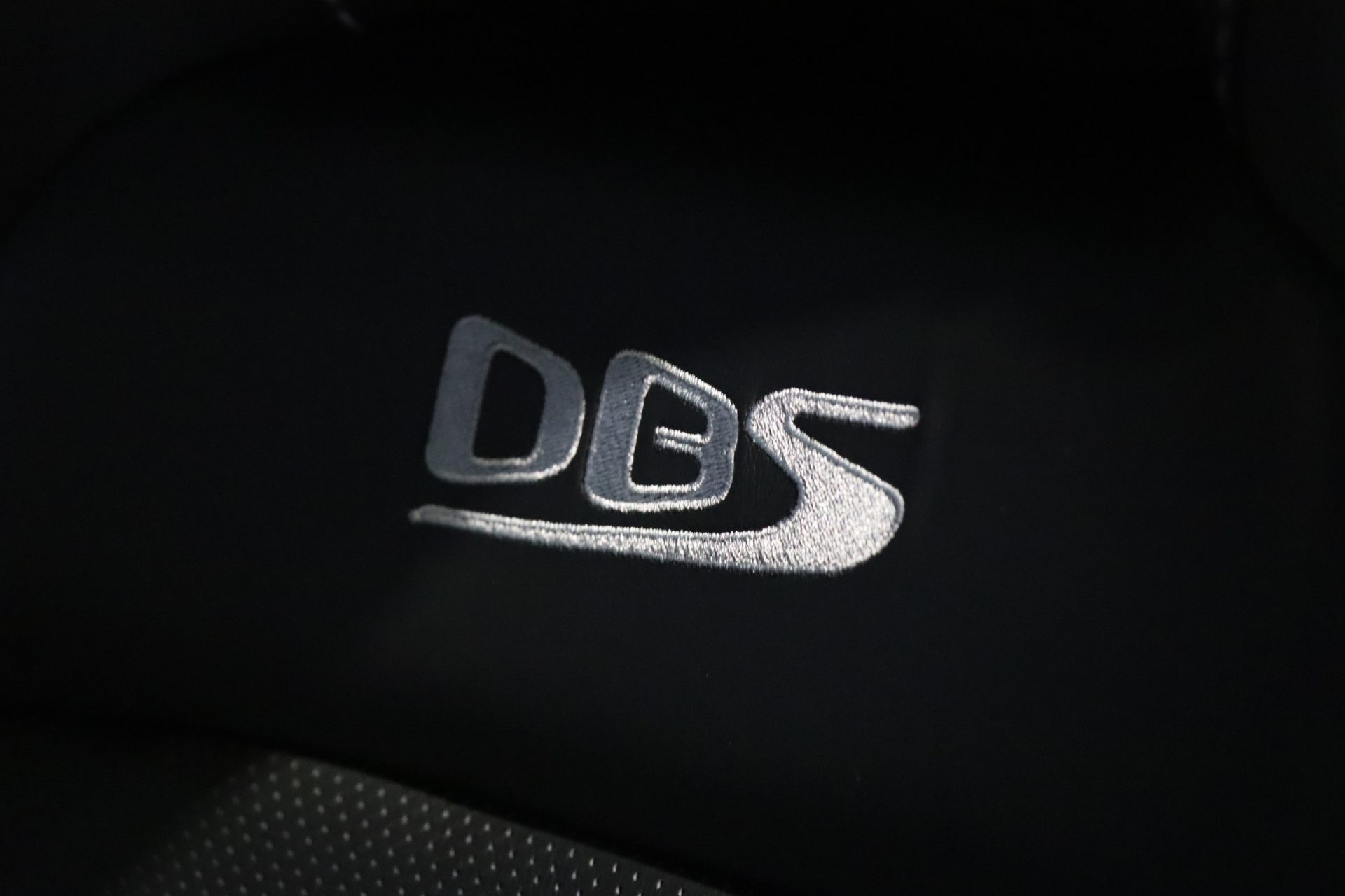 Aston Martin DBS Superleggera V12 bi-turbo 725 CV – Xenon Grey – Photo 33