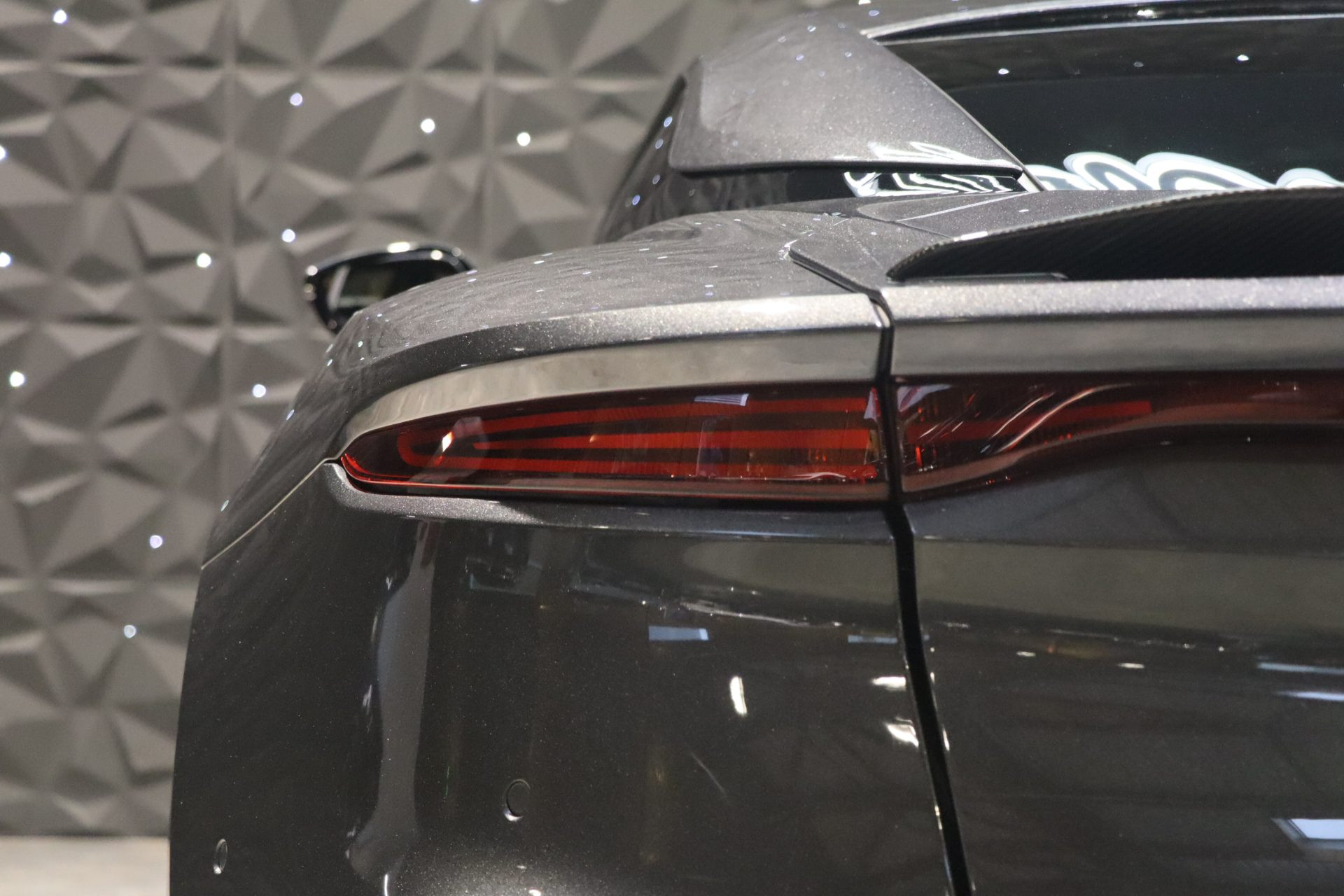 Aston Martin DBS Superleggera V12 bi-turbo 725 CV – Xenon Grey – Photo 52