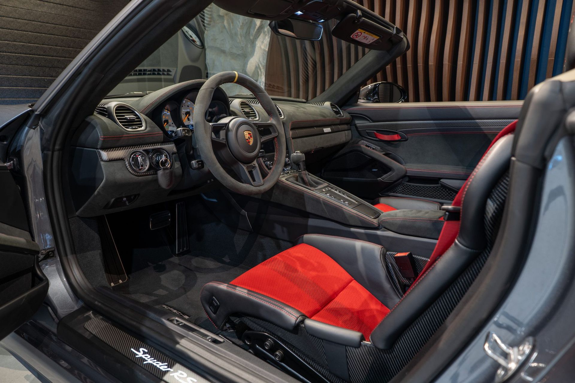 Porsche 718 Spyder RS – Pack Weissach – Gris Vanadium – 7 200 km – Photo 9