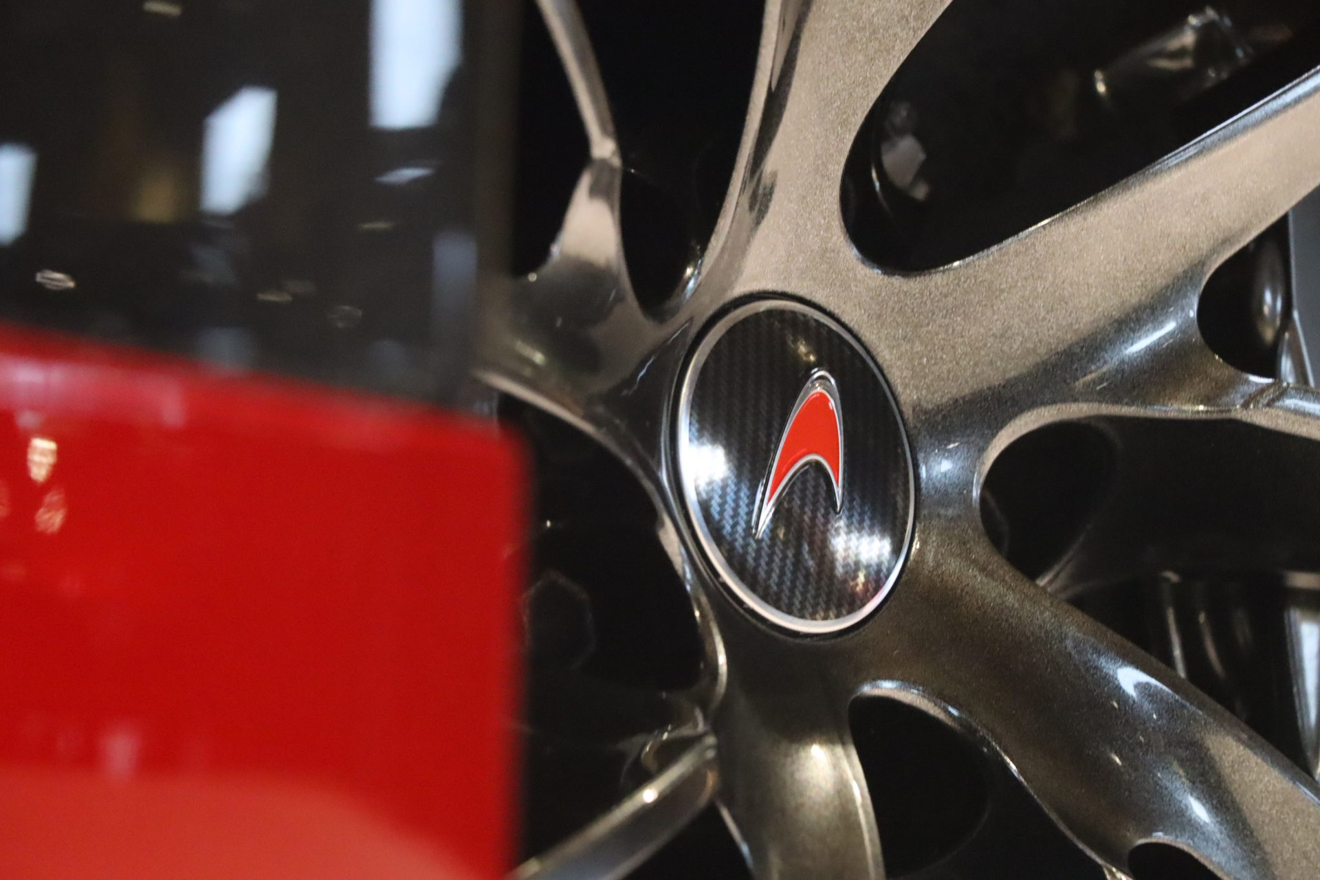 McLaren 720S Performance Coupé Launch Edition – Memphis Red – Photo 40