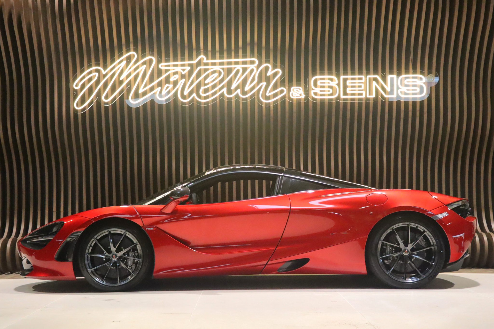 McLaren 720S Performance Coupé Launch Edition – Memphis Red – Photo 5