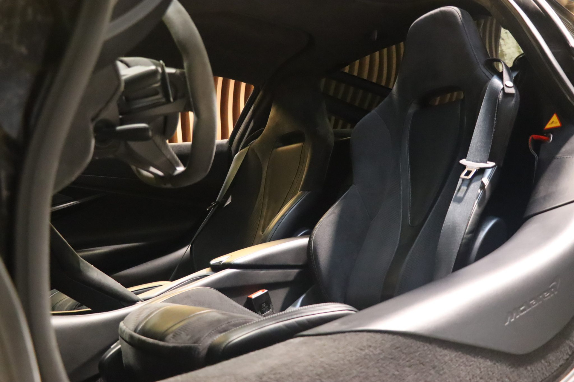 McLaren 720S Performance Coupé Launch Edition – Memphis Red – Photo 6