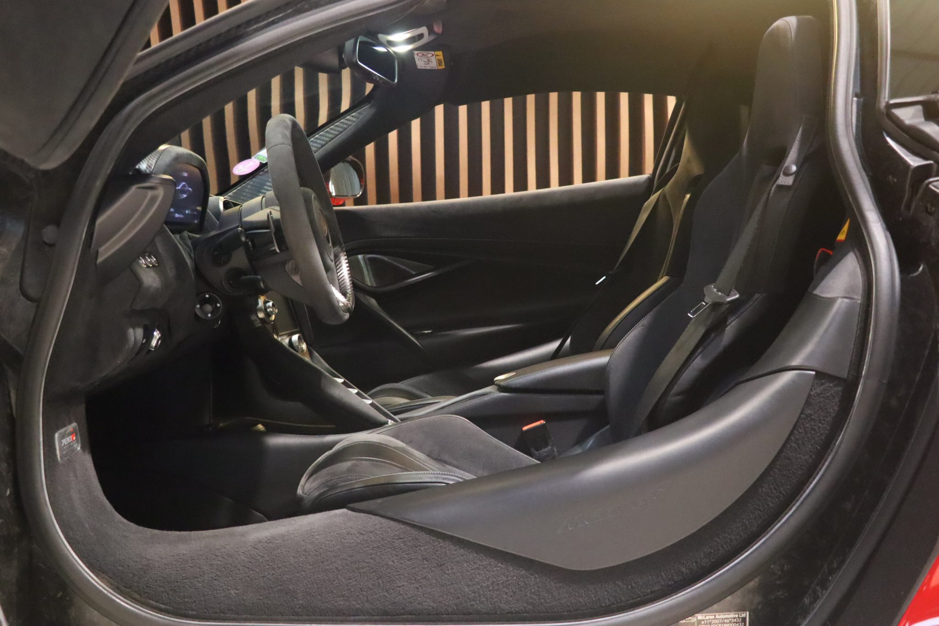 McLaren 720S Performance Coupé Launch Edition – Memphis Red – Photo 7
