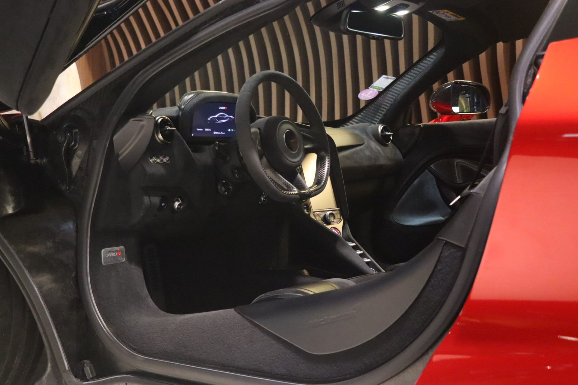 McLaren 720S Performance Coupé Launch Edition – Memphis Red – Photo 8