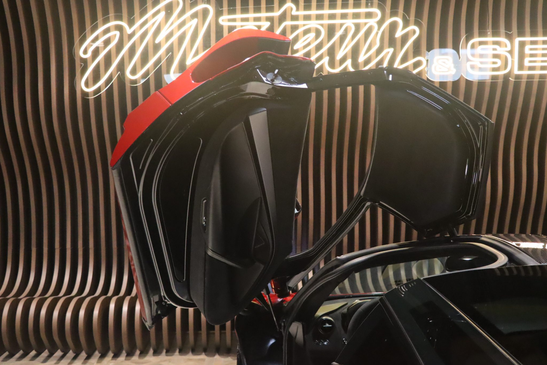 McLaren 720S Performance Coupé Launch Edition – Memphis Red – Photo 10