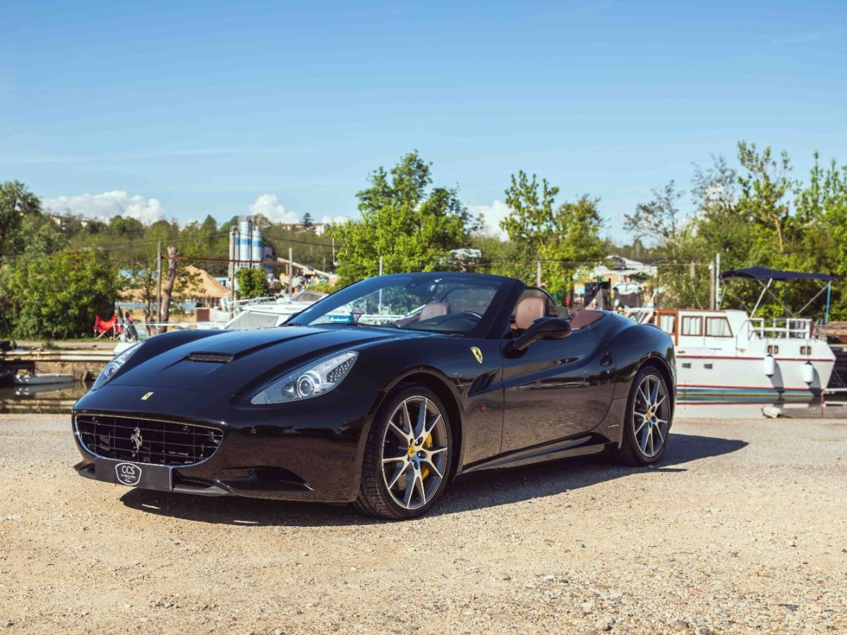 Ferrari California 4.3 V8 490 ch — Noir verni, suivi Maranello – Photo 1