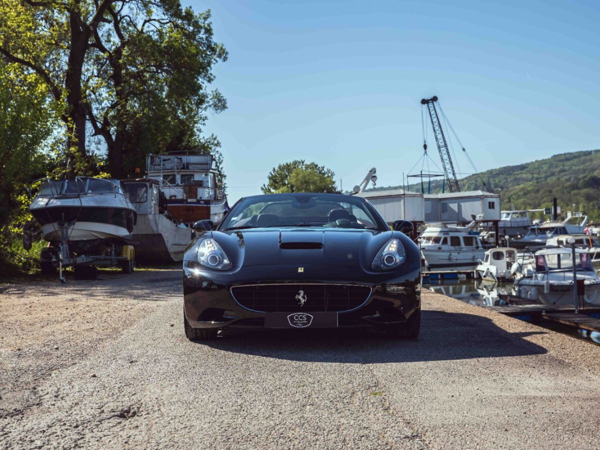 Ferrari California 4.3 V8 490 ch — Noir verni, suivi Maranello – Photo 2