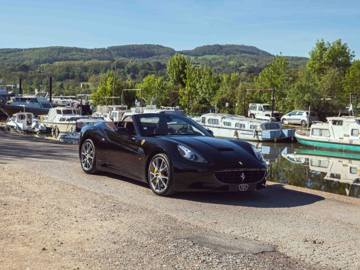 Ferrari California 4.3 V8 490 ch — Noir verni, suivi Maranello – Photo 11