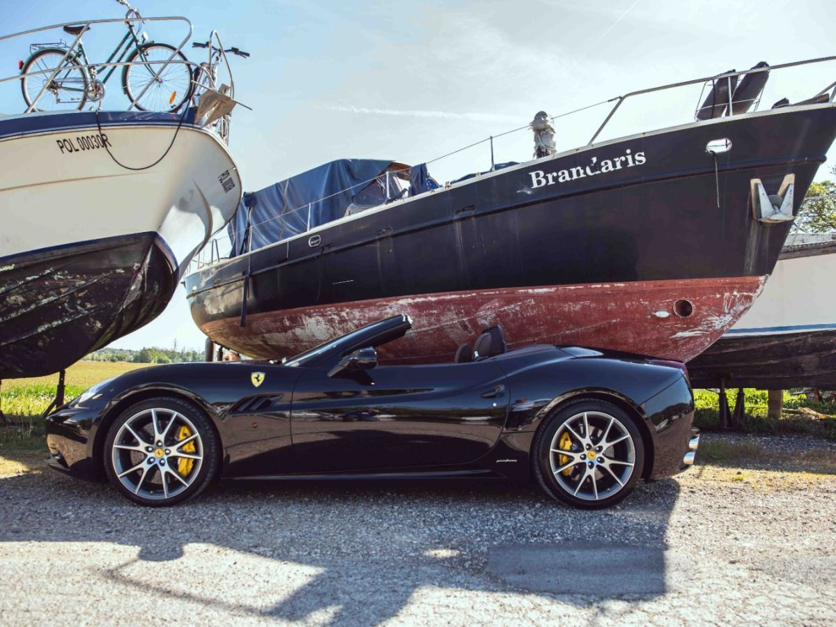 Ferrari California 4.3 V8 490 ch — Noir verni, suivi Maranello – Photo 12