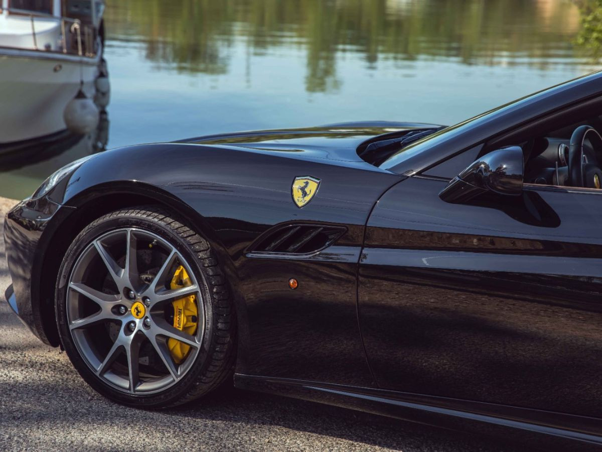 Ferrari California 4.3 V8 490 ch — Noir verni, suivi Maranello – Photo 16