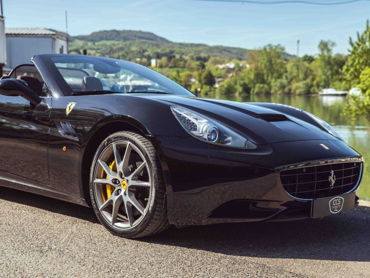 Ferrari California 4.3 V8 490 ch — Noir verni, suivi Maranello – Photo 17
