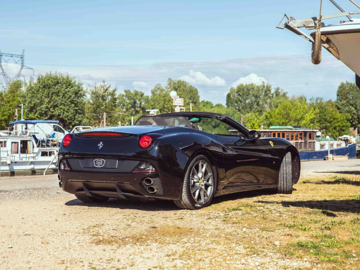 Ferrari California 4.3 V8 490 ch — Noir verni, suivi Maranello – Photo 3