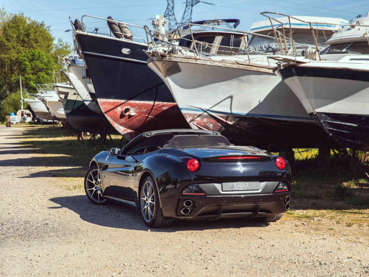 Ferrari California 4.3 V8 490 ch — Noir verni, suivi Maranello – Photo 4