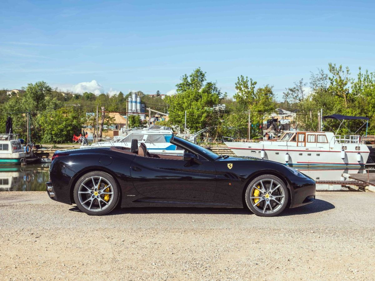 Ferrari California 4.3 V8 490 ch — Noir verni, suivi Maranello – Photo 7