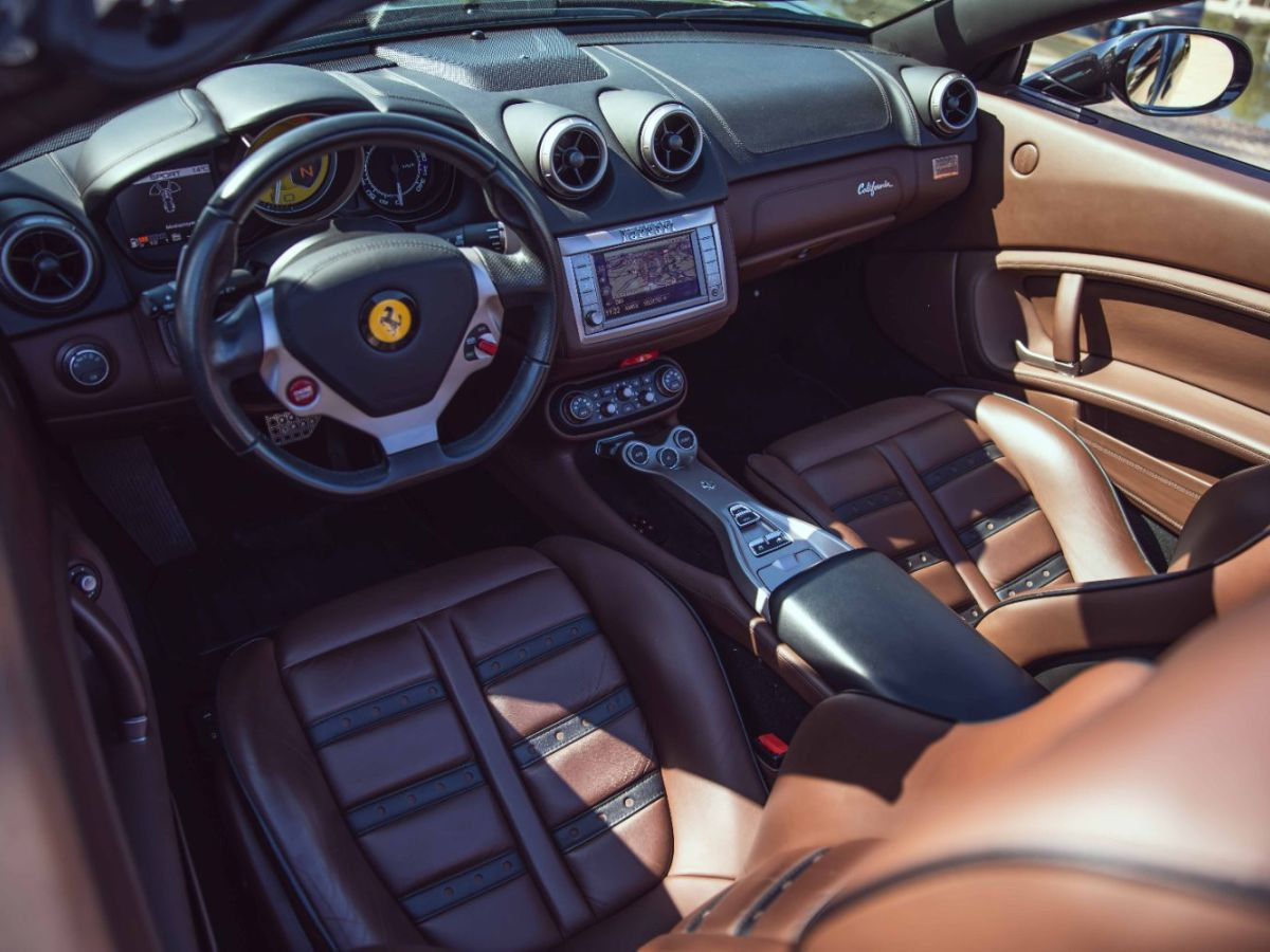 Ferrari California 4.3 V8 490 ch — Noir verni, suivi Maranello – Photo 9