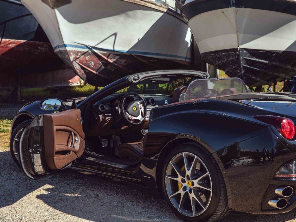 Ferrari California 4.3 V8 490 ch — Noir verni, suivi Maranello – Photo 10