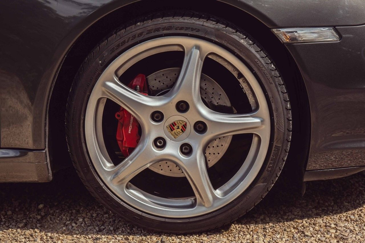 Porsche 911 type 997 Carrera S — 355 ch — Gris métallisé – Photo 17