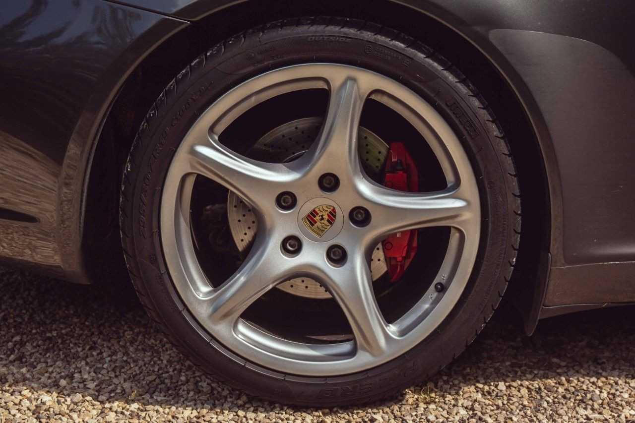 Porsche 911 type 997 Carrera S — 355 ch — Gris métallisé – Photo 18
