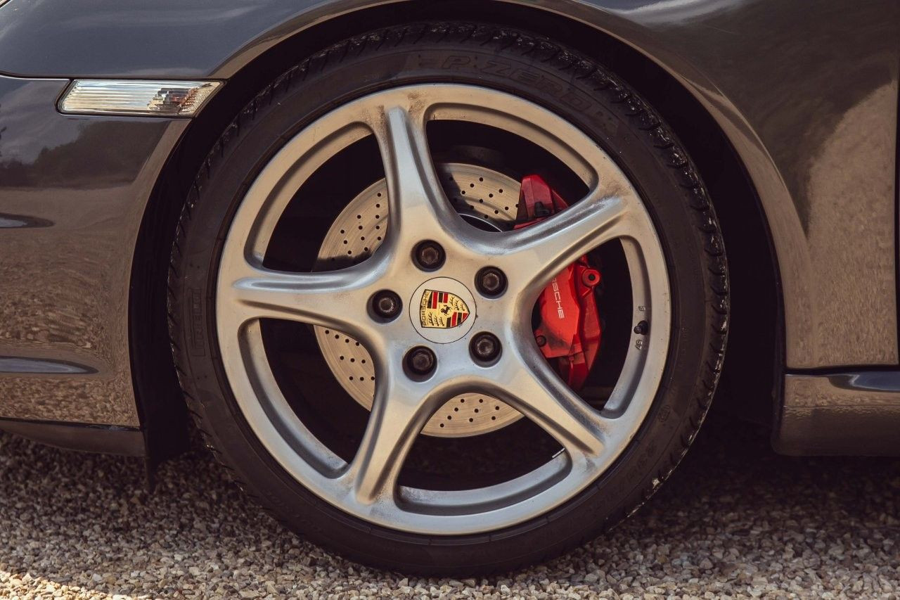 Porsche 911 type 997 Carrera S — 355 ch — Gris métallisé – Photo 20