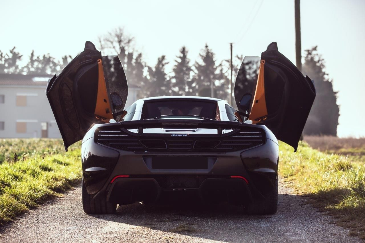 McLaren 650S Spider MSO — 650 ch, carbone et Agrigan Black – Photo 6