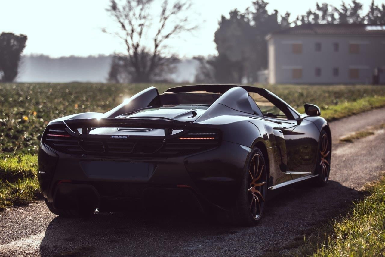 McLaren 650S Spider MSO — 650 ch, carbone et Agrigan Black – Photo 7