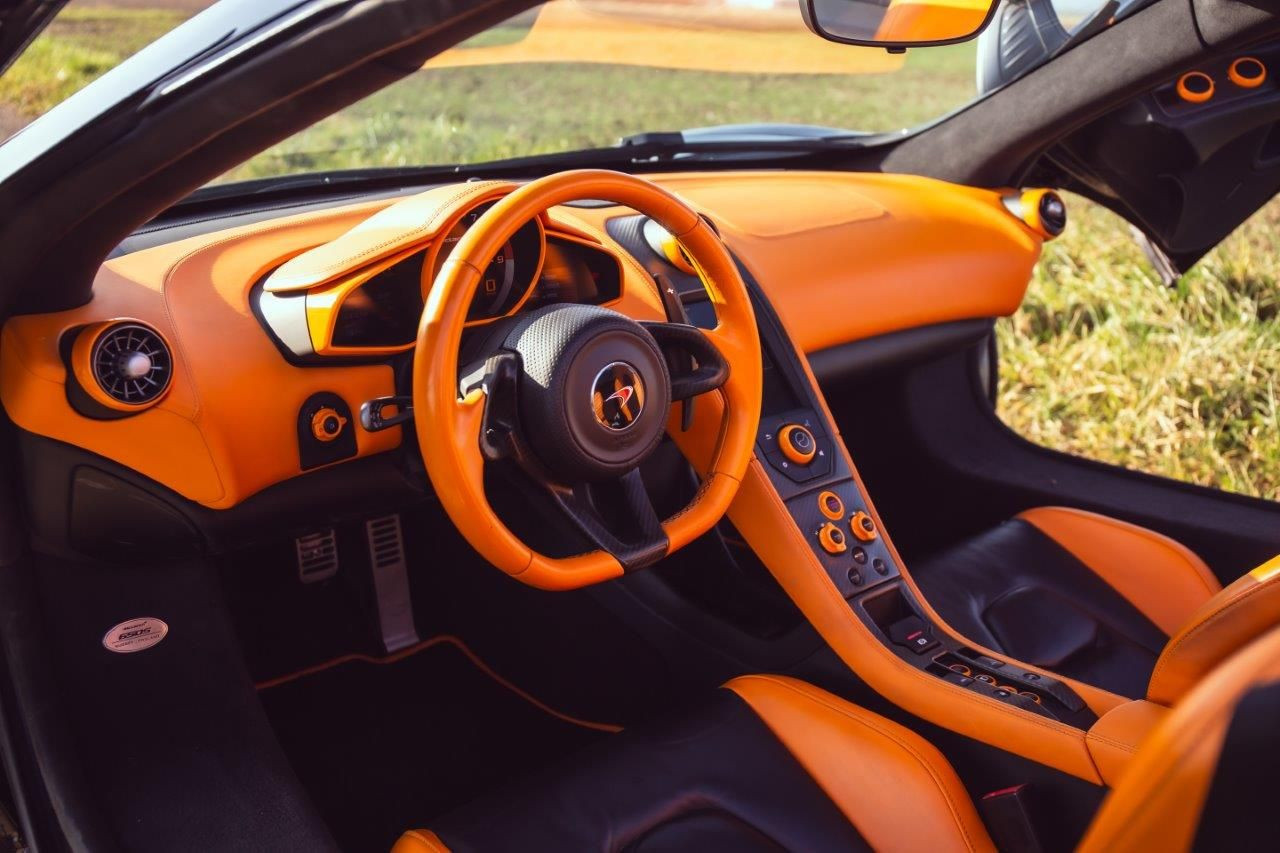 McLaren 650S Spider MSO — 650 ch, carbone et Agrigan Black – Photo 8
